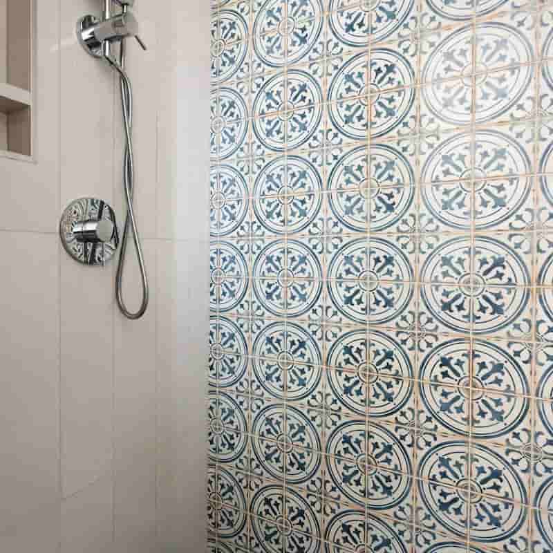 تصویر 1 از کاشی حمام و دستشویی قدیمی با طرحی نوستالژیک